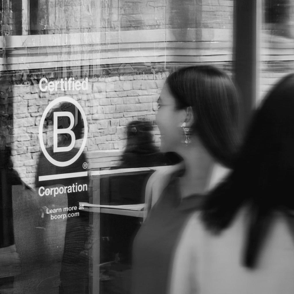 persona che vede in vetrina il logo B Corp aggiornato